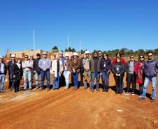 Uma comitiva de integrantes do Banco Interamericano de Desenvolvimento (BID) esteve no Paraná para acompanhar obras de construção de casas populares na última semana. Acompanhados de técnicos da Cohapar e da Secretaria de Estado da Justiça, Família e Trabalho, eles conferiram detalhes de empreendimentos habitacionais em Cantagalo, Fernandes Pinheiro, Rebouças e Teixeira Soares.