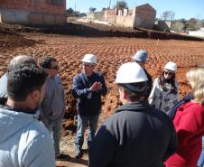 Uma comitiva de integrantes do Banco Interamericano de Desenvolvimento (BID) esteve no Paraná para acompanhar obras de construção de casas populares na última semana. Acompanhados de técnicos da Cohapar e da Secretaria de Estado da Justiça, Família e Trabalho, eles conferiram detalhes de empreendimentos habitacionais em Cantagalo, Fernandes Pinheiro, Rebouças e Teixeira Soares.