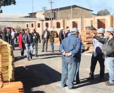 Uma comitiva de integrantes do Banco Interamericano de Desenvolvimento (BID) esteve no Paraná para acompanhar obras de construção de casas populares na última semana. Acompanhados de técnicos da Cohapar e da Secretaria de Estado da Justiça, Família e Trabalho, eles conferiram detalhes de empreendimentos habitacionais em Cantagalo, Fernandes Pinheiro, Rebouças e Teixeira Soares.