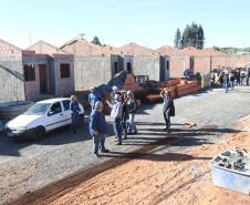 Uma comitiva de integrantes do Banco Interamericano de Desenvolvimento (BID) esteve no Paraná para acompanhar obras de construção de casas populares na última semana. Acompanhados de técnicos da Cohapar e da Secretaria de Estado da Justiça, Família e Trabalho, eles conferiram detalhes de empreendimentos habitacionais em Cantagalo, Fernandes Pinheiro, Rebouças e Teixeira Soares.