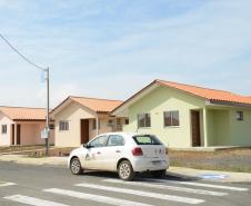 Quarenta e nove famílias de Prudentópolis, na região Centro-Sul do Paraná, receberam as chaves da casa própria nesta quinta-feira (25). As moradias foram entregues pelo governador Carlos Massa Ratinho Junior em evento com as famílias, com o prefeito Adelmo Luiz Klosowski, o presidente da Cohapar, Jorge Lange, e lideranças da região.