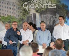 Quarenta e nove famílias de Prudentópolis, na região Centro-Sul do Paraná, receberam as chaves da casa própria nesta quinta-feira (25). As moradias foram entregues pelo governador Carlos Massa Ratinho Junior em evento com as famílias, com o prefeito Adelmo Luiz Klosowski, o presidente da Cohapar, Jorge Lange, e lideranças da região.