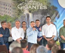 Quarenta e nove famílias de Prudentópolis, na região Centro-Sul do Paraná, receberam as chaves da casa própria nesta quinta-feira (25). As moradias foram entregues pelo governador Carlos Massa Ratinho Junior em evento com as famílias, com o prefeito Adelmo Luiz Klosowski, o presidente da Cohapar, Jorge Lange, e lideranças da região.