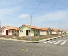 Quarenta e nove famílias de Prudentópolis, na região Centro-Sul do Paraná, receberam as chaves da casa própria nesta quinta-feira (25). As moradias foram entregues pelo governador Carlos Massa Ratinho Junior em evento com as famílias, com o prefeito Adelmo Luiz Klosowski, o presidente da Cohapar, Jorge Lange, e lideranças da região.