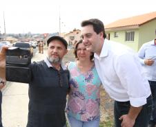Quarenta e nove famílias de Prudentópolis, na região Centro-Sul do Paraná, receberam as chaves da casa própria nesta quinta-feira (25). As moradias foram entregues pelo governador Carlos Massa Ratinho Junior em evento com as famílias, com o prefeito Adelmo Luiz Klosowski, o presidente da Cohapar, Jorge Lange, e lideranças da região.