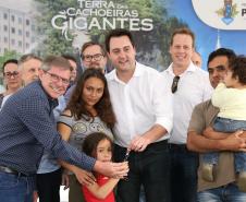 Quarenta e nove famílias de Prudentópolis, na região Centro-Sul do Paraná, receberam as chaves da casa própria nesta quinta-feira (25). As moradias foram entregues pelo governador Carlos Massa Ratinho Junior em evento com as famílias, com o prefeito Adelmo Luiz Klosowski, o presidente da Cohapar, Jorge Lange, e lideranças da região.