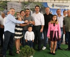 Quarenta e nove famílias de Prudentópolis, na região Centro-Sul do Paraná, receberam as chaves da casa própria nesta quinta-feira (25). As moradias foram entregues pelo governador Carlos Massa Ratinho Junior em evento com as famílias, com o prefeito Adelmo Luiz Klosowski, o presidente da Cohapar, Jorge Lange, e lideranças da região.