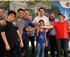 Quarenta e nove famílias de Prudentópolis, na região Centro-Sul do Paraná, receberam as chaves da casa própria nesta quinta-feira (25). As moradias foram entregues pelo governador Carlos Massa Ratinho Junior em evento com as famílias, com o prefeito Adelmo Luiz Klosowski, o presidente da Cohapar, Jorge Lange, e lideranças da região.