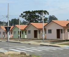 Quarenta e nove famílias de Prudentópolis, na região Centro-Sul do Paraná, receberam as chaves da casa própria nesta quinta-feira (25). As moradias foram entregues pelo governador Carlos Massa Ratinho Junior em evento com as famílias, com o prefeito Adelmo Luiz Klosowski, o presidente da Cohapar, Jorge Lange, e lideranças da região.
