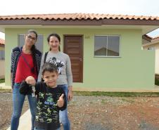 Quarenta e nove famílias de Prudentópolis, na região Centro-Sul do Paraná, receberam as chaves da casa própria nesta quinta-feira (25). As moradias foram entregues pelo governador Carlos Massa Ratinho Junior em evento com as famílias, com o prefeito Adelmo Luiz Klosowski, o presidente da Cohapar, Jorge Lange, e lideranças da região.