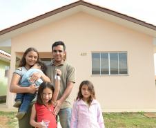 Quarenta e nove famílias de Prudentópolis, na região Centro-Sul do Paraná, receberam as chaves da casa própria nesta quinta-feira (25). As moradias foram entregues pelo governador Carlos Massa Ratinho Junior em evento com as famílias, com o prefeito Adelmo Luiz Klosowski, o presidente da Cohapar, Jorge Lange, e lideranças da região.