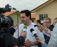 Quarenta e nove famílias de Prudentópolis, na região Centro-Sul do Paraná, receberam as chaves da casa própria nesta quinta-feira (25). As moradias foram entregues pelo governador Carlos Massa Ratinho Junior em evento com as famílias, com o prefeito Adelmo Luiz Klosowski, o presidente da Cohapar, Jorge Lange, e lideranças da região.