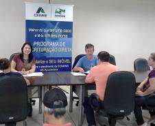 Técnicos da Cohapar entregaram as escrituras de propriedade a 15 famílias de Arapongas no auditório da prefeitura na última quinta-feira (25). A ação faz parte do programa de Escrituração Direta, que oferece o serviço com condições facilitadas e custos reduzidos para que mutuários, compradores ou ocupantes de imóveis da companhia possam ter o registro de propriedade em seus nomes.