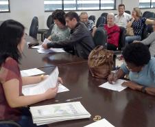 Técnicos da Cohapar entregaram as escrituras de propriedade a 15 famílias de Arapongas no auditório da prefeitura na última quinta-feira (25). A ação faz parte do programa de Escrituração Direta, que oferece o serviço com condições facilitadas e custos reduzidos para que mutuários, compradores ou ocupantes de imóveis da companhia possam ter o registro de propriedade em seus nomes.