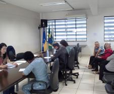 Técnicos da Cohapar entregaram as escrituras de propriedade a 15 famílias de Arapongas no auditório da prefeitura na última quinta-feira (25). A ação faz parte do programa de Escrituração Direta, que oferece o serviço com condições facilitadas e custos reduzidos para que mutuários, compradores ou ocupantes de imóveis da companhia possam ter o registro de propriedade em seus nomes.