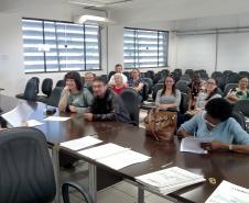 Técnicos da Cohapar entregaram as escrituras de propriedade a 15 famílias de Arapongas no auditório da prefeitura na última quinta-feira (25). A ação faz parte do programa de Escrituração Direta, que oferece o serviço com condições facilitadas e custos reduzidos para que mutuários, compradores ou ocupantes de imóveis da companhia possam ter o registro de propriedade em seus nomes.