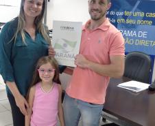 Técnicos da Cohapar entregaram as escrituras de propriedade a 15 famílias de Arapongas no auditório da prefeitura na última quinta-feira (25). A ação faz parte do programa de Escrituração Direta, que oferece o serviço com condições facilitadas e custos reduzidos para que mutuários, compradores ou ocupantes de imóveis da companhia possam ter o registro de propriedade em seus nomes.