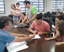 Técnicos da Cohapar entregaram as escrituras de propriedade a 15 famílias de Arapongas no auditório da prefeitura na última quinta-feira (25). A ação faz parte do programa de Escrituração Direta, que oferece o serviço com condições facilitadas e custos reduzidos para que mutuários, compradores ou ocupantes de imóveis da companhia possam ter o registro de propriedade em seus nomes.