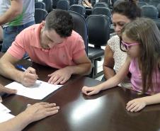 Técnicos da Cohapar entregaram as escrituras de propriedade a 15 famílias de Arapongas no auditório da prefeitura na última quinta-feira (25). A ação faz parte do programa de Escrituração Direta, que oferece o serviço com condições facilitadas e custos reduzidos para que mutuários, compradores ou ocupantes de imóveis da companhia possam ter o registro de propriedade em seus nomes.