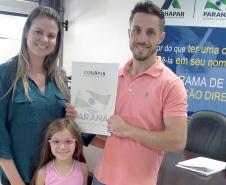 Técnicos da Cohapar entregaram as escrituras de propriedade a 15 famílias de Arapongas no auditório da prefeitura na última quinta-feira (25). A ação faz parte do programa de Escrituração Direta, que oferece o serviço com condições facilitadas e custos reduzidos para que mutuários, compradores ou ocupantes de imóveis da companhia possam ter o registro de propriedade em seus nomes.