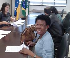 Técnicos da Cohapar entregaram as escrituras de propriedade a 15 famílias de Arapongas no auditório da prefeitura na última quinta-feira (25). A ação faz parte do programa de Escrituração Direta, que oferece o serviço com condições facilitadas e custos reduzidos para que mutuários, compradores ou ocupantes de imóveis da companhia possam ter o registro de propriedade em seus nomes.