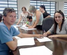 Técnicos da Cohapar entregaram as escrituras de propriedade a 15 famílias de Arapongas no auditório da prefeitura na última quinta-feira (25). A ação faz parte do programa de Escrituração Direta, que oferece o serviço com condições facilitadas e custos reduzidos para que mutuários, compradores ou ocupantes de imóveis da companhia possam ter o registro de propriedade em seus nomes.