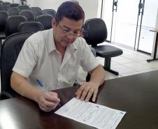 Técnicos da Cohapar entregaram as escrituras de propriedade a 15 famílias de Arapongas no auditório da prefeitura na última quinta-feira (25). A ação faz parte do programa de Escrituração Direta, que oferece o serviço com condições facilitadas e custos reduzidos para que mutuários, compradores ou ocupantes de imóveis da companhia possam ter o registro de propriedade em seus nomes.