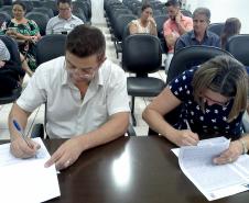 Técnicos da Cohapar entregaram as escrituras de propriedade a 15 famílias de Arapongas no auditório da prefeitura na última quinta-feira (25). A ação faz parte do programa de Escrituração Direta, que oferece o serviço com condições facilitadas e custos reduzidos para que mutuários, compradores ou ocupantes de imóveis da companhia possam ter o registro de propriedade em seus nomes.