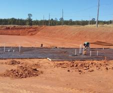 Técnicos da Cohapar vistoriaram nesta quinta-feira (1) a primeira etapa das obras de construção de um condomínio de casas voltado ao atendimento da população idosa em Jaguariaíva. O empreendimento é composto por 40 unidades habitacionais e é o projeto piloto do programa, que deverá ser levado pelo Governo do Estado a todas as regiões do Paraná.