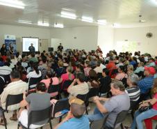 Cerca de 200 pessoas participaram de uma reunião organizada nesta sexta-feira (2) pela Cohapar em Jardim Alegre para a apresentação do programa de Escrituração Direta da companhia. O grupo de possíveis beneficiários é formado por mutuários, compradores e ocupantes de imóveis da Cohapar que estão com o financiamento quitado e desejam registrar a propriedade de suas moradias.