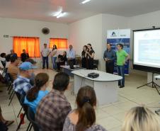 Cerca de 200 pessoas participaram de uma reunião organizada nesta sexta-feira (2) pela Cohapar em Jardim Alegre para a apresentação do programa de Escrituração Direta da companhia. O grupo de possíveis beneficiários é formado por mutuários, compradores e ocupantes de imóveis da Cohapar que estão com o financiamento quitado e desejam registrar a propriedade de suas moradias.