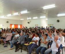 Cerca de 200 pessoas participaram de uma reunião organizada nesta sexta-feira (2) pela Cohapar em Jardim Alegre para a apresentação do programa de Escrituração Direta da companhia. O grupo de possíveis beneficiários é formado por mutuários, compradores e ocupantes de imóveis da Cohapar que estão com o financiamento quitado e desejam registrar a propriedade de suas moradias.