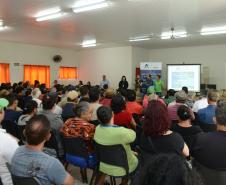 Cerca de 200 pessoas participaram de uma reunião organizada nesta sexta-feira (2) pela Cohapar em Jardim Alegre para a apresentação do programa de Escrituração Direta da companhia. O grupo de possíveis beneficiários é formado por mutuários, compradores e ocupantes de imóveis da Cohapar que estão com o financiamento quitado e desejam registrar a propriedade de suas moradias.