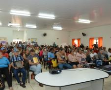 Cerca de 200 pessoas participaram de uma reunião organizada nesta sexta-feira (2) pela Cohapar em Jardim Alegre para a apresentação do programa de Escrituração Direta da companhia. O grupo de possíveis beneficiários é formado por mutuários, compradores e ocupantes de imóveis da Cohapar que estão com o financiamento quitado e desejam registrar a propriedade de suas moradias.