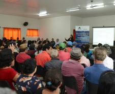 Cerca de 200 pessoas participaram de uma reunião organizada nesta sexta-feira (2) pela Cohapar em Jardim Alegre para a apresentação do programa de Escrituração Direta da companhia. O grupo de possíveis beneficiários é formado por mutuários, compradores e ocupantes de imóveis da Cohapar que estão com o financiamento quitado e desejam registrar a propriedade de suas moradias.
