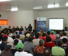Cerca de 200 pessoas participaram de uma reunião organizada nesta sexta-feira (2) pela Cohapar em Jardim Alegre para a apresentação do programa de Escrituração Direta da companhia. O grupo de possíveis beneficiários é formado por mutuários, compradores e ocupantes de imóveis da Cohapar que estão com o financiamento quitado e desejam registrar a propriedade de suas moradias.
