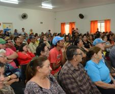 Cerca de 200 pessoas participaram de uma reunião organizada nesta sexta-feira (2) pela Cohapar em Jardim Alegre para a apresentação do programa de Escrituração Direta da companhia. O grupo de possíveis beneficiários é formado por mutuários, compradores e ocupantes de imóveis da Cohapar que estão com o financiamento quitado e desejam registrar a propriedade de suas moradias.