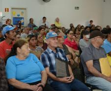 Cerca de 200 pessoas participaram de uma reunião organizada nesta sexta-feira (2) pela Cohapar em Jardim Alegre para a apresentação do programa de Escrituração Direta da companhia. O grupo de possíveis beneficiários é formado por mutuários, compradores e ocupantes de imóveis da Cohapar que estão com o financiamento quitado e desejam registrar a propriedade de suas moradias.