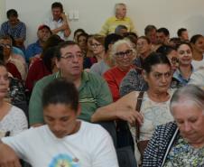 Cerca de 200 pessoas participaram de uma reunião organizada nesta sexta-feira (2) pela Cohapar em Jardim Alegre para a apresentação do programa de Escrituração Direta da companhia. O grupo de possíveis beneficiários é formado por mutuários, compradores e ocupantes de imóveis da Cohapar que estão com o financiamento quitado e desejam registrar a propriedade de suas moradias.
