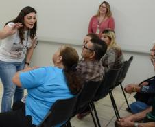 Cerca de 200 pessoas participaram de uma reunião organizada nesta sexta-feira (2) pela Cohapar em Jardim Alegre para a apresentação do programa de Escrituração Direta da companhia. O grupo de possíveis beneficiários é formado por mutuários, compradores e ocupantes de imóveis da Cohapar que estão com o financiamento quitado e desejam registrar a propriedade de suas moradias.