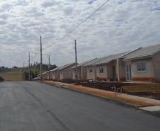 Com mais de 90% do cronograma executado, serão concluídas nos próximos dias as obras de construção de 47 casas populares da Cohapar em Cornélio Procópio, no Norte Pioneiro do Paraná. As moradias são destinadas a famílias com renda de até seis salários mínimos, que devem se cadastrar no site xoops.celepar.parana/migracao/ccivil_cohapar/cadastro até o dia 18 de agosto para participarem do processo seletivo.