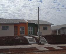 Com mais de 90% do cronograma executado, serão concluídas nos próximos dias as obras de construção de 47 casas populares da Cohapar em Cornélio Procópio, no Norte Pioneiro do Paraná. As moradias são destinadas a famílias com renda de até seis salários mínimos, que devem se cadastrar no site xoops.celepar.parana/migracao/ccivil_cohapar/cadastro até o dia 18 de agosto para participarem do processo seletivo.