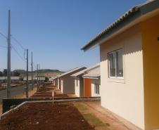 Com mais de 90% do cronograma executado, serão concluídas nos próximos dias as obras de construção de 47 casas populares da Cohapar em Cornélio Procópio, no Norte Pioneiro do Paraná. As moradias são destinadas a famílias com renda de até seis salários mínimos, que devem se cadastrar no site xoops.celepar.parana/migracao/ccivil_cohapar/cadastro até o dia 18 de agosto para participarem do processo seletivo.