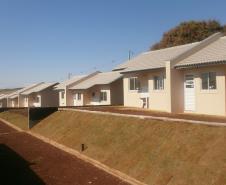 Com mais de 90% do cronograma executado, serão concluídas nos próximos dias as obras de construção de 47 casas populares da Cohapar em Cornélio Procópio, no Norte Pioneiro do Paraná. As moradias são destinadas a famílias com renda de até seis salários mínimos, que devem se cadastrar no site xoops.celepar.parana/migracao/ccivil_cohapar/cadastro até o dia 18 de agosto para participarem do processo seletivo.