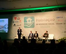 Representantes da Cohapar, Copel e Sanepar expuseram as vantagens do trabalho realizado de forma integrada entre os órgãos dentro dos projetos de construção de casas populares no Paraná em um painel do Fórum Nacional de Habitação de Interesse Social nesta quarta-feira (21).