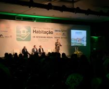 Representantes da Cohapar, Copel e Sanepar expuseram as vantagens do trabalho realizado de forma integrada entre os órgãos dentro dos projetos de construção de casas populares no Paraná em um painel do Fórum Nacional de Habitação de Interesse Social nesta quarta-feira (21).