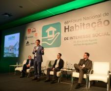 O programa estadual de habitação do Governo do Estado, chamado Habita Paraná, recebeu nesta sexta-feira (23) o Selo de Mérito, uma premiação que reconhece as melhores práticas de gestão pública voltadas à habitação popular em todo o Brasil. O troféu foi entregue a representantes da Cohapar, responsável por idealizar e coordenar as ações do programa, no encerramento do 66.º Fórum Nacional de Habitação de Interesse Social, em Foz do Iguaçu.