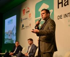 O programa estadual de habitação do Governo do Estado, chamado Habita Paraná, recebeu nesta sexta-feira (23) o Selo de Mérito, uma premiação que reconhece as melhores práticas de gestão pública voltadas à habitação popular em todo o Brasil. O troféu foi entregue a representantes da Cohapar, responsável por idealizar e coordenar as ações do programa, no encerramento do 66.º Fórum Nacional de Habitação de Interesse Social, em Foz do Iguaçu.