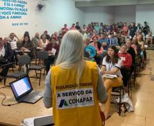 Dezenas de moradores da comunidade Alto Campo, do município de Três Barras do Paraná, participaram nesta semana de uma reunião sobre o programa de regularização fundiária da Cohapar. O encontro foi organizado por uma empresa especializada licitada pela companhia para a execução do serviço na cidade, que resultará na documentação de imóveis em situação irregular ao longo dos próximos 18 meses.