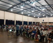 Centenas de moradores de Lindoeste e Três Barras do Paraná, na região Oeste do estado, participaram nesta semana de uma reunião sobre o programa de regularização fundiária da Cohapar. O encontro foi organizado pela Japel, empresa especializada licitada pela companhia, para prestar orientações sobre a execução do serviço nas cidades, que resultará na documentação de imóveis em situação irregular ao longo dos próximos 18 meses.